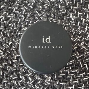 bareMinerals i.d. Mineral Veil Compact in Black